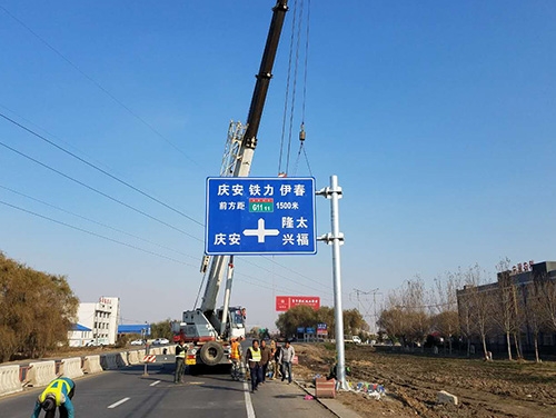 荆州荆州道路护栏网网片该如何进行正确的选购呢？